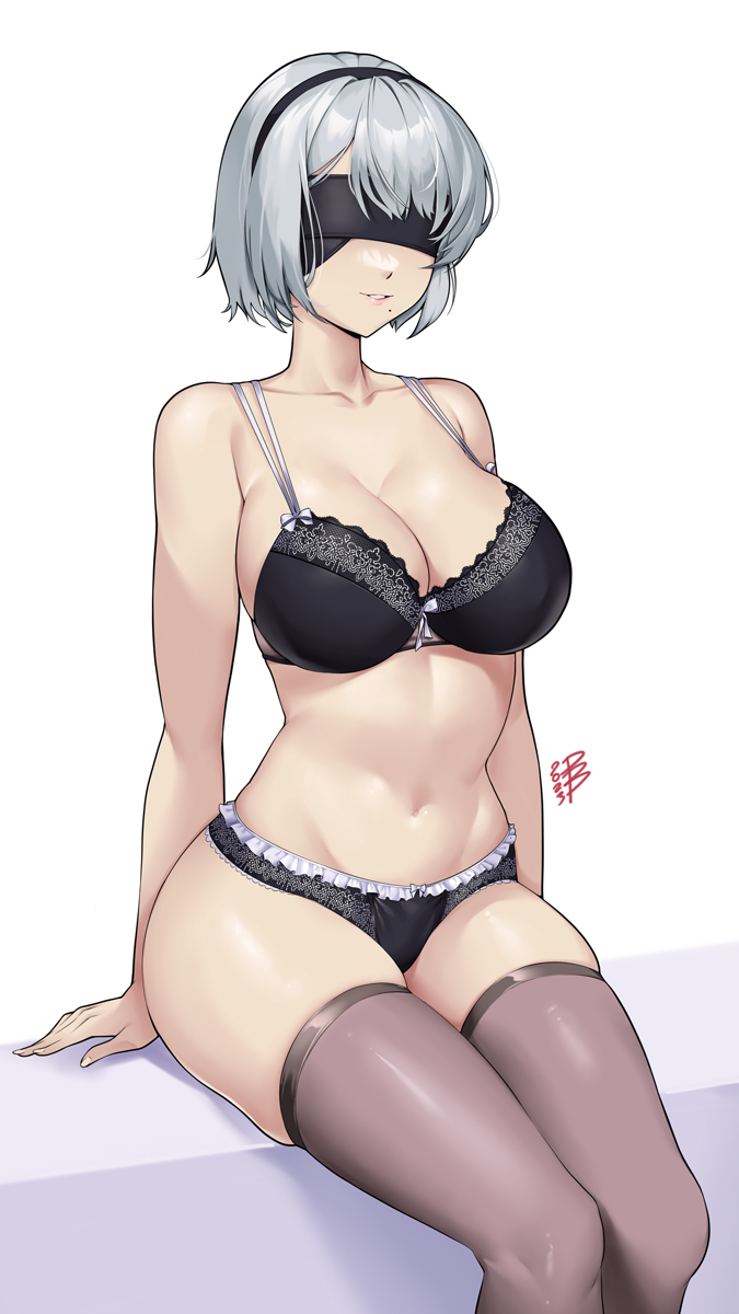 1girl 1girl alluring bangs bare_arms bare_shoulders big_breasts black_bra black_hairband black_panties blindfold bra breasts cleavage commentary damodar feet_out_of_frame grey_hair grey_thighhighs grin hairband high_res mole mole_under_mouth navel nier_(series) nier_automata panties parted_lips simple_background sitting skindentation smile square_enix stockings stomach thighs underwear underwear_only white_background yorha_no._2_type_b